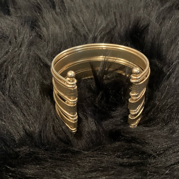 Gold cuff bracelet - Picture 3 of 3